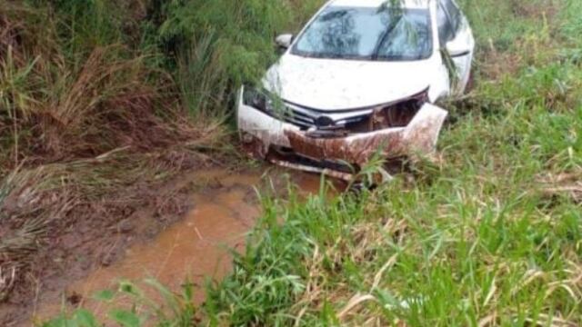 Accidente vial en San Vicente: un automovilista despistó por un espejo de agua.