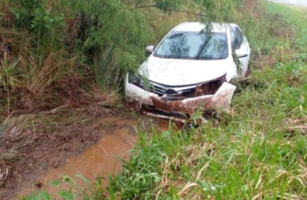 Accidente vial en San Vicente: un automovilista despistó por un espejo de agua