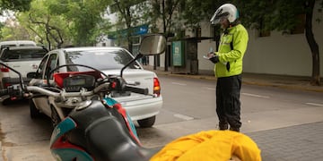 Insólito: multaron a un puntano por estar estacionado en la puerta de su casa (imagen ilustrativa)
