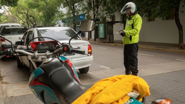 Insólito: multaron a un puntano por estar estacionado en la puerta de su casa (imagen ilustrativa)