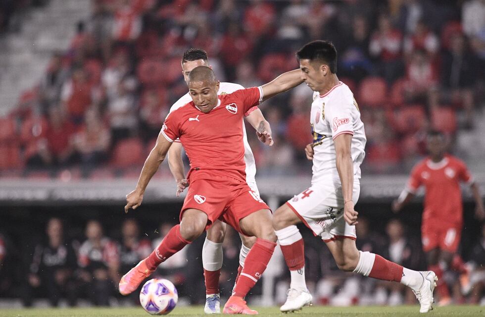 En un partido muy cambiante, Independiente y Barracas Central empataron 2 a 2 por la Liga Profesional de Fútbol