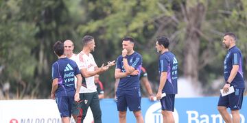 Lionel Scaloni y Martín Demichelis armaron un partido de entrenamiento entre la Selección y River (Prensa AFA).
