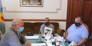 Hugo Fernández con representantes del Sindicato de Empleados Municipales