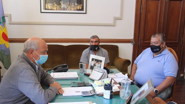 Hugo Fernández con representantes del Sindicato de Empleados Municipales