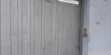 Los disparos impactaron sobre el portón de la vivienda ubicada en Belgrano al 2000. (Desarrollo Zonal)