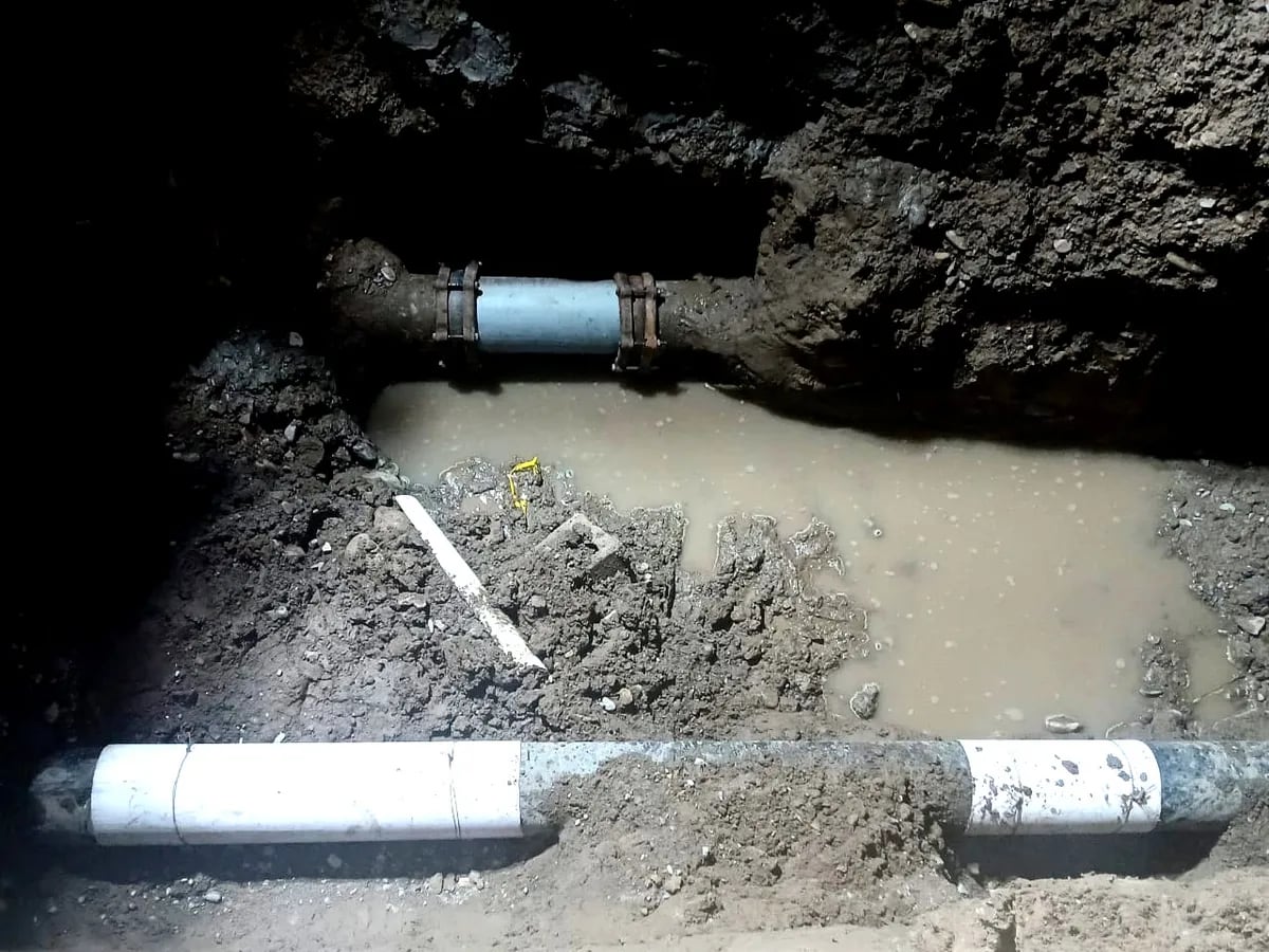 Una cuadrilla de la empresa estatal Agua Potable de Jujuy debió trabajar a destajo en Palpalá para reparar el daño provocado a la red por una fallida conexión clandestina que perjudicó a todo un barrio.