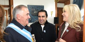 Autoridades provinciales, legislativas y judiciales participaron del homenaje a Belgrano en la explanada de Casa de Gobierno.