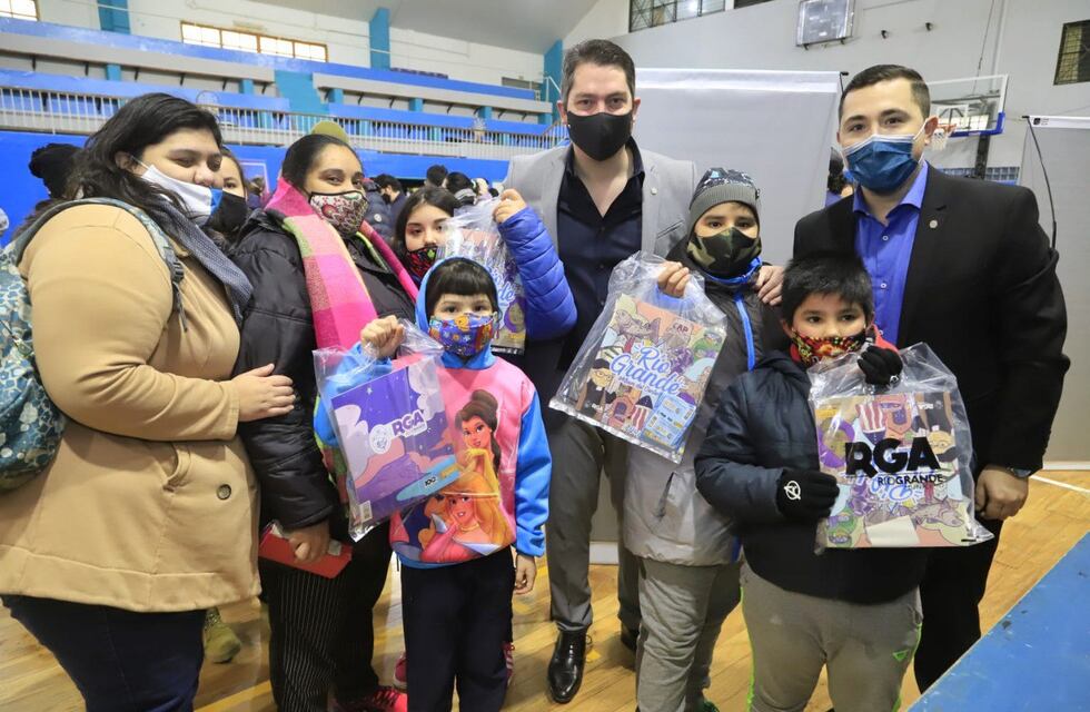 Río Grande: fueron entregados mas de 12.000 álbumes de figuritas