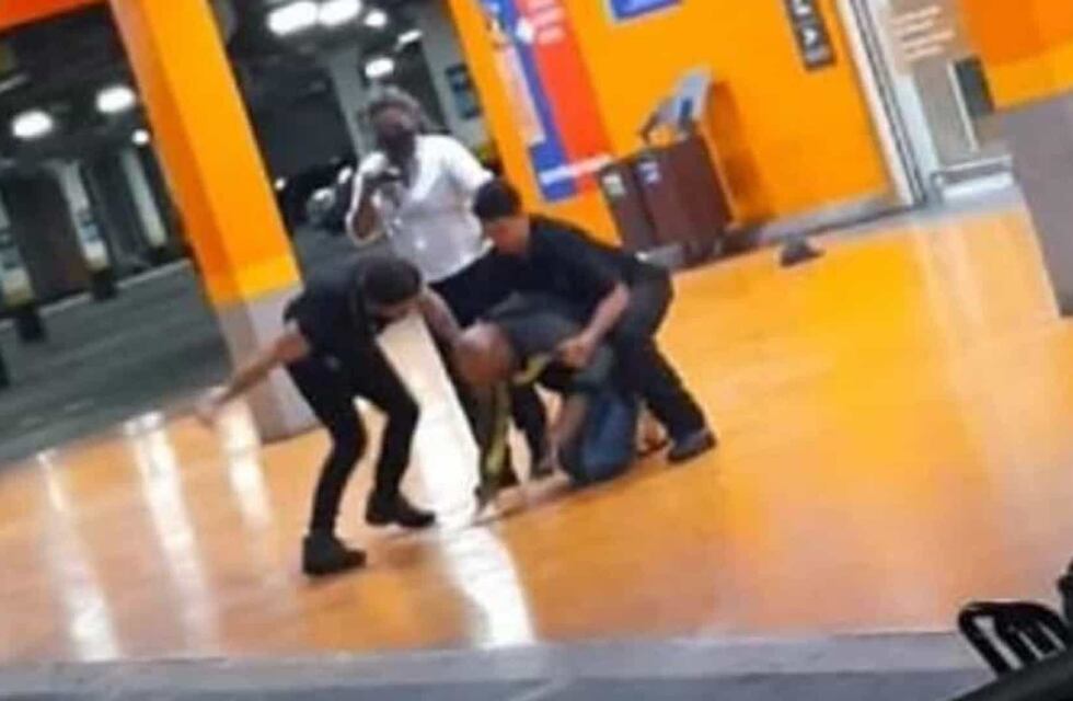 Dos guardias de un supermercado mataron a golpes a un cliente