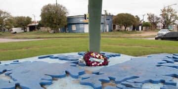 FOTO ARCHIVO: ofrenda floral al conmemorarse el 41º aniversario del fallecimiento de Héctor Ricardo Volponi