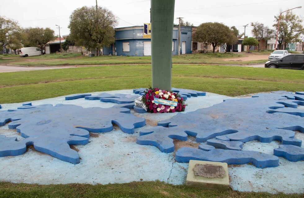 Ofrenda floral al cumplirse 42 años del fallecimiento del Primer Teniente Volponi