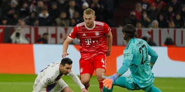 Yann Sommer y Matthijs de Ligt del Bayern Munich marcan a Lionel Messi.
