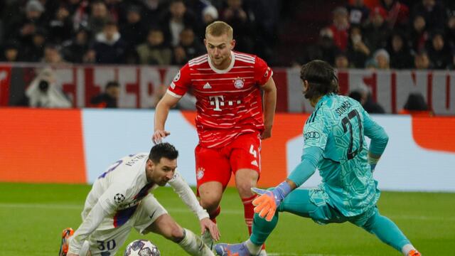 Yann Sommer y Matthijs de Ligt del Bayern Munich marcan a Lionel Messi.