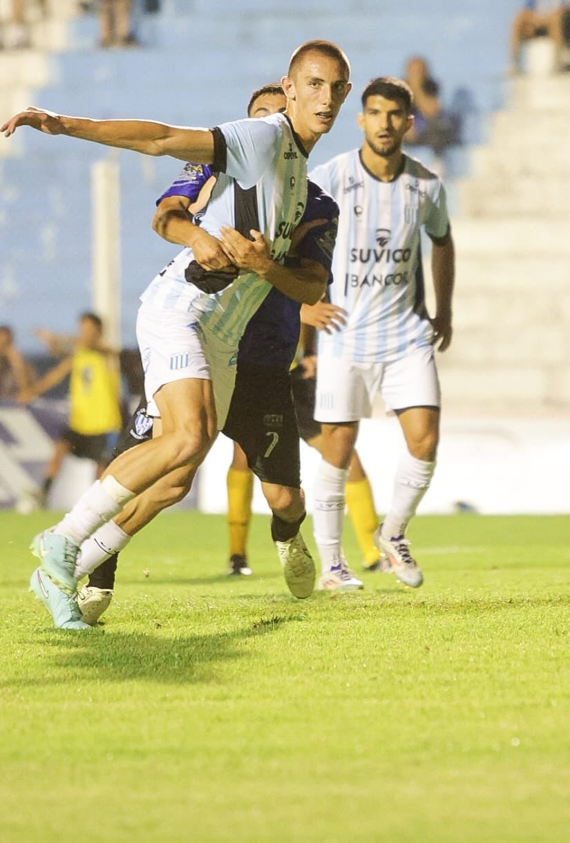 Racing de Nueva Italia goleó al equipo de Mina Clavero. (prensa Racing).