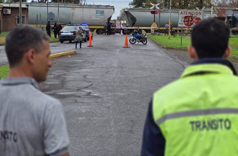 Grave accidente en Rosario: un tren arrolló a un auto y la conductora quedó atrapada