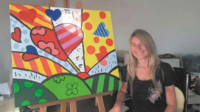 Marcela le da pelea a la enfermedad ELA a través de la pintura.