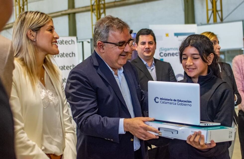 Educación: cinco mil notebooks de producción local fueron entregadas a alumnos secundarios