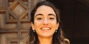 María sonríe tras recibir su título, en la facultad de Ciencias Exactas.