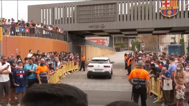 La gente esperó por el ídolo argentino.