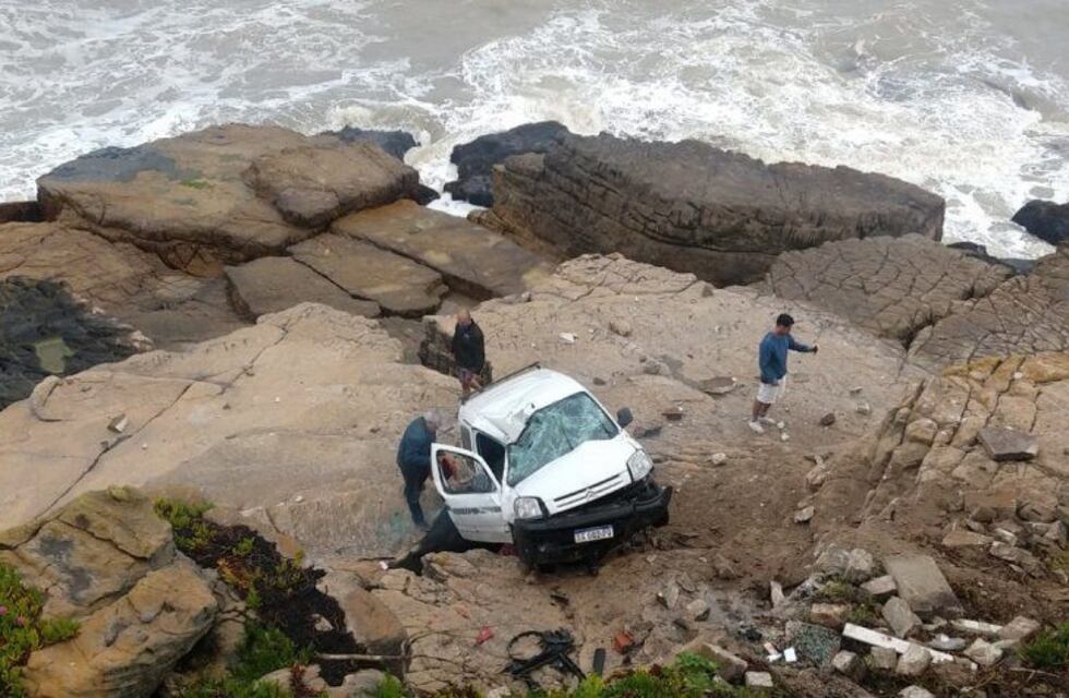 Por segunda vez en una semana: un vehículo despistó y cayó al vacío en la costa