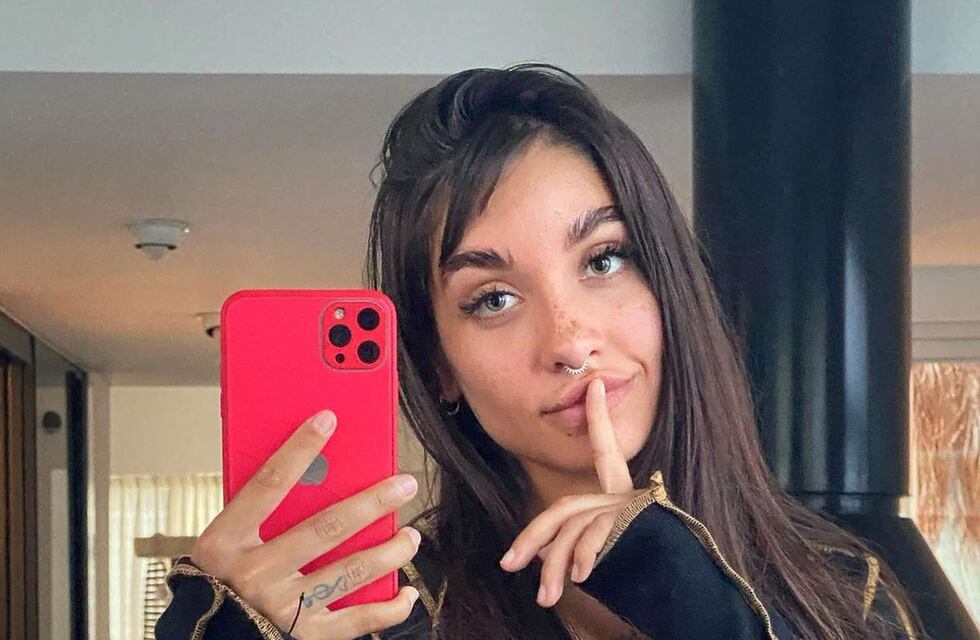 María Becerra bailó en Tiktok acompañada y con un top negro arriesgado: “Pumba”