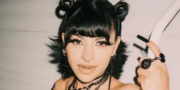 La hermana de Cazzu encendió Instagram a los besos con su esposa, reconocida en Onlyfans.