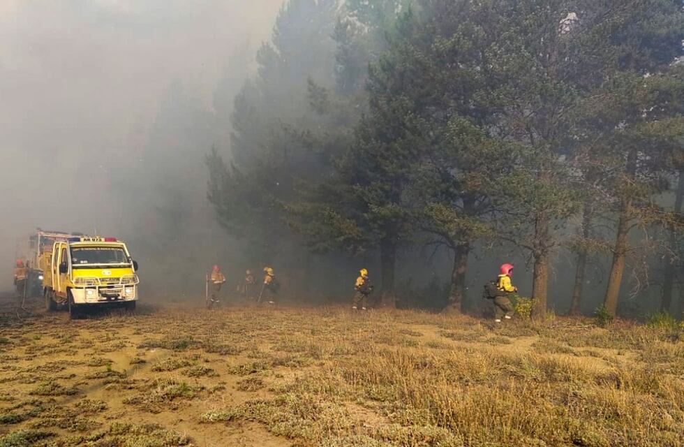 Incendio en el Bolsón: cinco brigadistas cordobeses tuvieron que ser rescatados en helicóptero