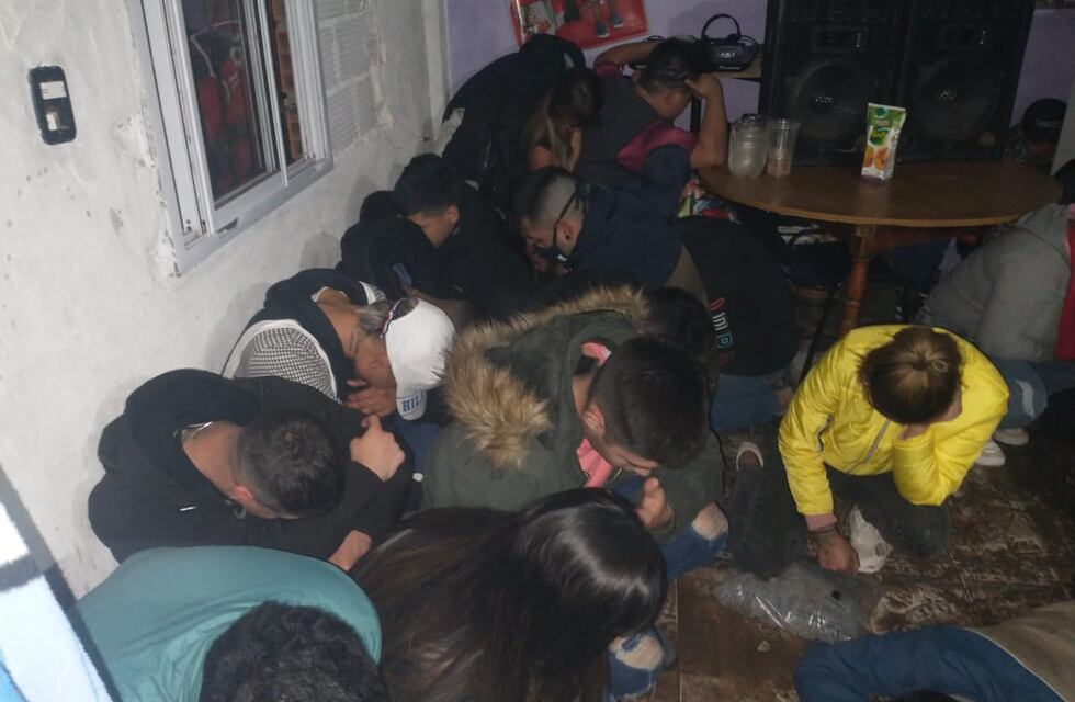Más de 90 jóvenes asistieron a fiesta clandestina en Villa Gobernador Gálvez