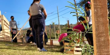 Nueva jornada de forestación en el IPET Nº 382 de barrio Altos del Valle.