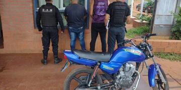 Terminaron detenidos tras intentar robar una motocicleta.