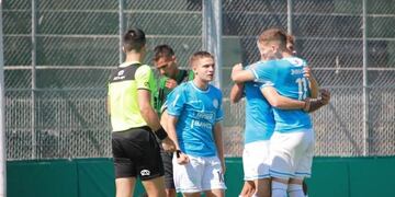 Abrazo de gol. Lencioni abraza a Barrea, quien marcó el primer gol, en la imagen Tapia, autor del segundo en la semifinal (Prensa Belgrano)