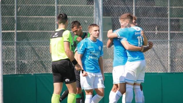 Abrazo de gol. Lencioni abraza a Barrea, quien marcó el primer gol, en la imagen Tapia, autor del segundo en la semifinal (Prensa Belgrano)