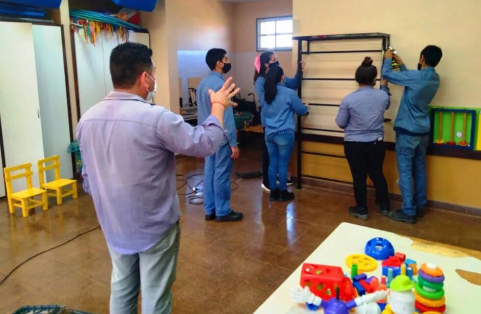 Estudiantes instalan equipamientos en la Escuela Especial 28 de Bernardo de Irigoyen