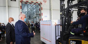 Ginés González García, ministro de Salud de la Nación, supervisó el cargamento de 580 mil vacunas Covishield provenientes de India. (Presidencia)