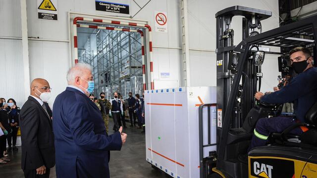 Ginés González García, ministro de Salud de la Nación, supervisó el cargamento de 580 mil vacunas Covishield provenientes de India. (Presidencia)