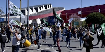 Corte total a la altura del CPC Monseñor Pablo Cabrera por la protesta de los empleados municipales.