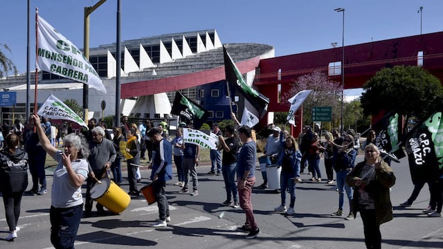 Corte total a la altura del CPC Monseñor Pablo Cabrera por la protesta de los empleados municipales.
