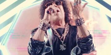 Carlos Mona Jiménez, en un momento de su show en Montevideo. (Instagram @cosquinrockuy)