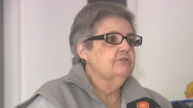 Ana no podía pagar el alquiler de su departamento, decidió irse a vivir a la Terminal de Ómnibus y dos vecinos tomaron la posta.