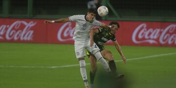 Piero Hincapié, quien debió correrse como lateral izquierdo, no pudo evitar el centro en el gol del Halcón.