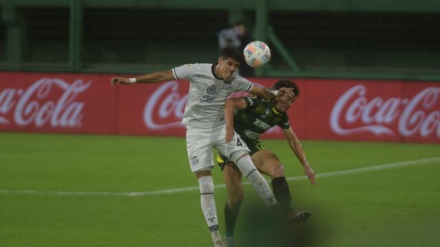 Piero Hincapié, quien debió correrse como lateral izquierdo, no pudo evitar el centro en el gol del Halcón.