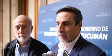 El doctor Alfredo Miroli y el doctor Luis Medina Ruiz en un importante intercambio.