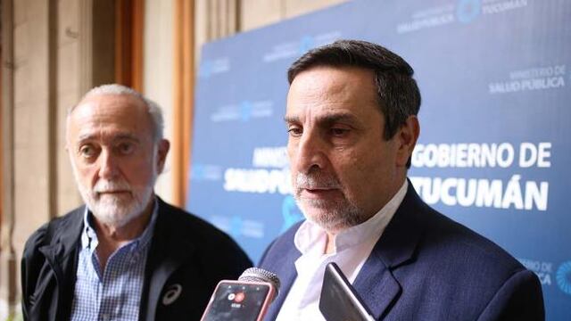 El doctor Alfredo Miroli y el doctor Luis Medina Ruiz en un importante intercambio.