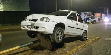 El Corsa quedó encima del semáforo (ElDoce.tv).