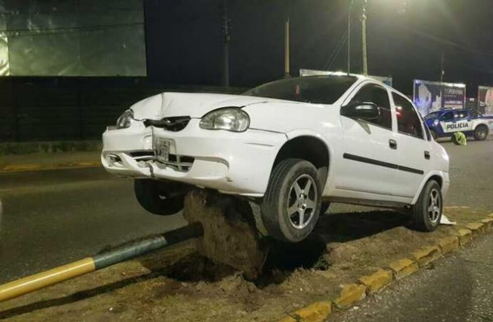 Hicieron una maniobra prohibida, lo chocaron y terminó arriba del semáforo