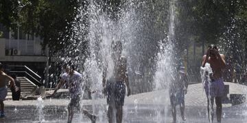 Niños sofocan en calor en una fuente de Córdoba.