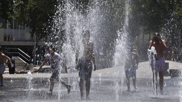 Niños sofocan en calor en una fuente de Córdoba.