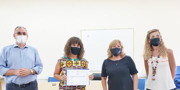 Alcides Calvo y Rosario Cristiani entregaron fondos del FANI a escuelas del departamento Castellanos.