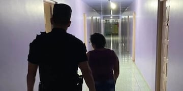 La encargada del hotel denunciando la situación que vivieron ella y su pareja ante el robo de los delincuentes.