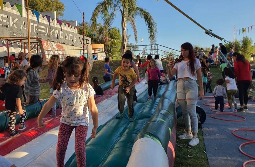 Imperdible show circense en la costanera de Carlos Paz